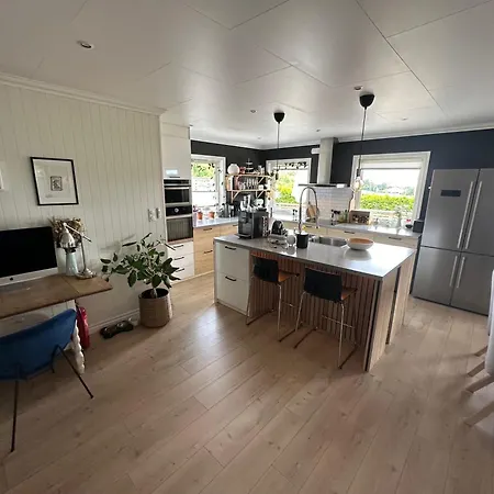 Modern Large House In Stavern With Sea View, Close To Beaches, Large Garden And Pool וילה לארביק