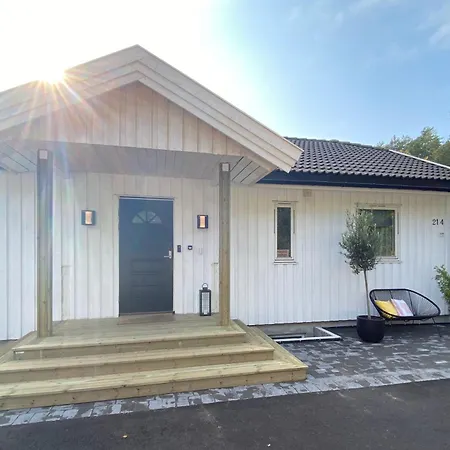 Modern Large House In Stavern With Sea View, Close To Beaches, Large Garden And Pool Ларвик